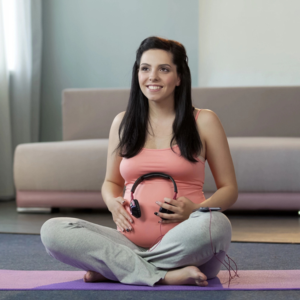 futura-madre-pone-auriculares-en-su-vientre
