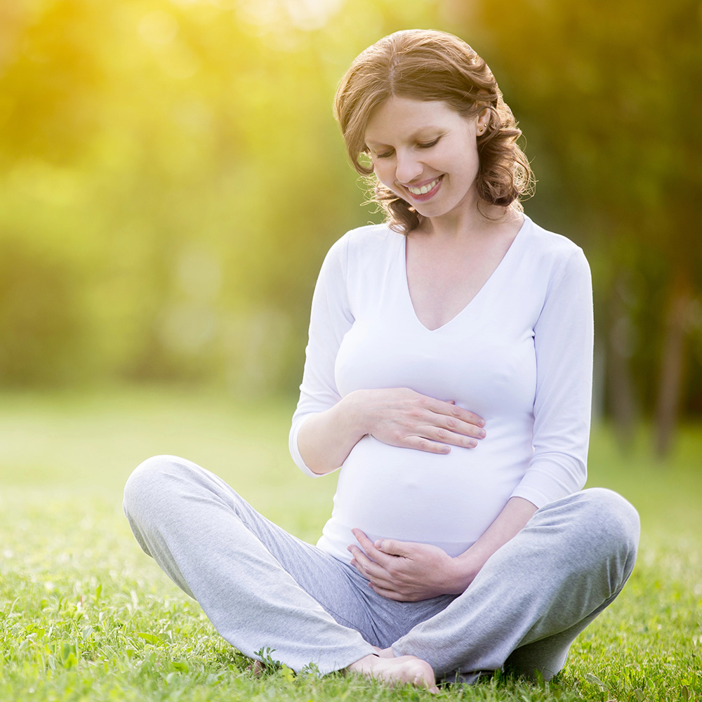 mujer-embarazada-sostiene-su-vientre