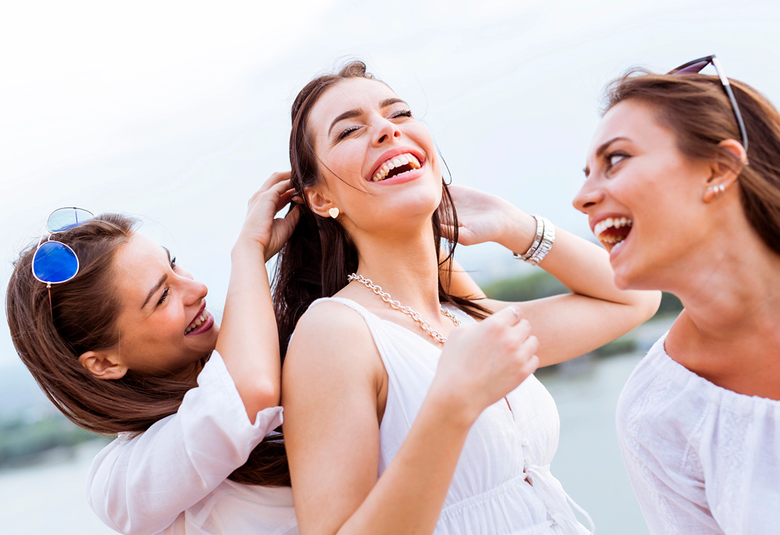 mujeres-alegres-divirtiendose